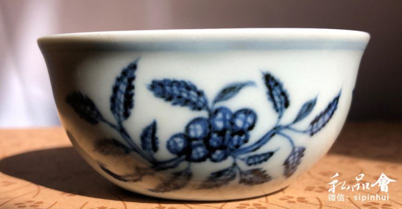 【精品推荐】明代成化青花瓷器的闪耀之星------成化青花折枝花果杯赏析品鉴