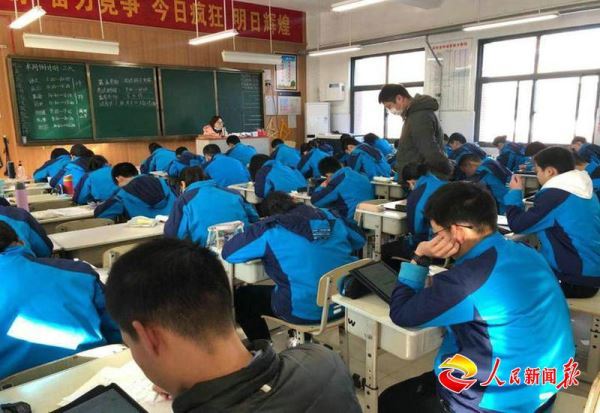 河南浩翔科技联合上海莘越科技在郑州一中举办教育公益活动