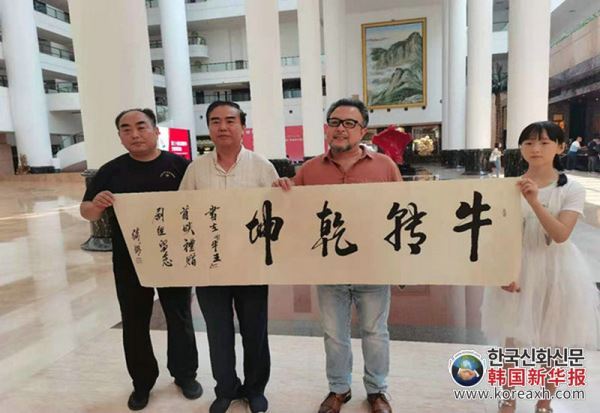 著名书法艺术家徐鹏助力援青题材院线电影《牛王》首映式赠送墨宝