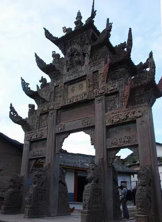 海外华媒走访隆昌石牌坊，揭秘古老建筑背后的文化内涵