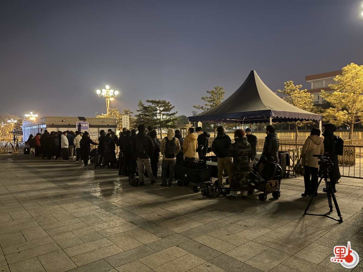 （有片+多圖）兩會｜中外記者凌晨集結人民大會堂　爭相報道人大開幕會