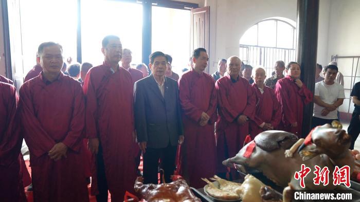 海南文昌侨胞清明返乡祭祖：树高千尺不忘根