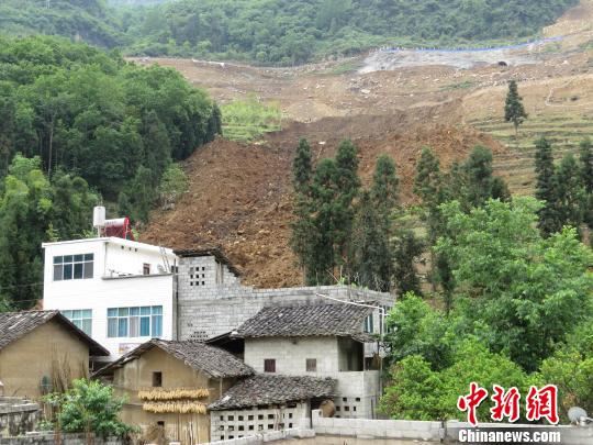 云南麻昭高速一施工隧道旁山体滑坡5户被埋(图)