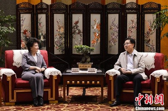 四川省委书记王东明会见国侨办主任裘援平(图)
