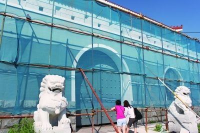 山寨天安门“抹灰” 修建者:此前特意刷红漆