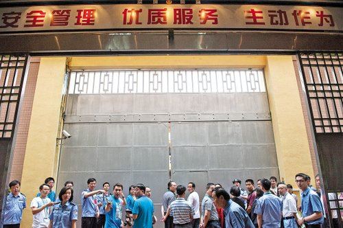 落马官员看守所生活:睡木板通铺 看中央一套