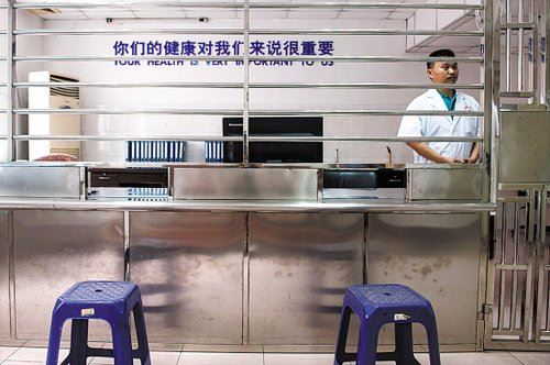 落马官员看守所生活:睡木板通铺 看中央一套