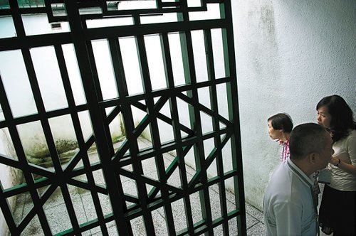 落马官员看守所生活:睡木板通铺 看中央一套
