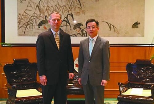 27日,中国外交部驻港特派员宋哲(右)会见夏千福。