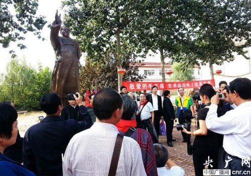 纪念毛主席诞辰120周年铜像铸成(易思旭摄 央广网发)