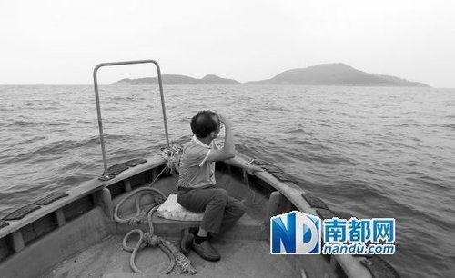 10月9日中午,李宗岑在海面上眺望自己承包了20年的南鹏岛。当地政府为收回南鹏岛将他告上法庭,一审判决认定当初的承包合同无效。