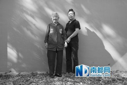 王秀英和女儿王凤仙在所租房子的院子里。自从搬出周转房,5年内她搬了4次家。 南都记者 贺顿 摄