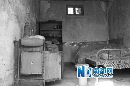 王秀英曾住过的开发商提供的周转房,如今空关着。2002-2008年9月搬走前,她家停了6年的电。 南都记者 贺顿 摄