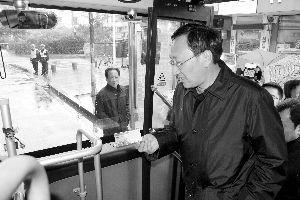 缪瑞林昨乘坐浦新线公交车
