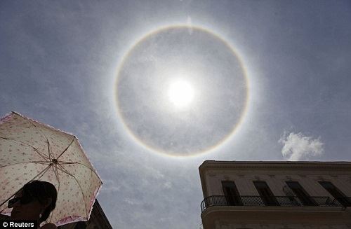 古巴一酒吧上空现“幻日”太阳被光圈包围（图）