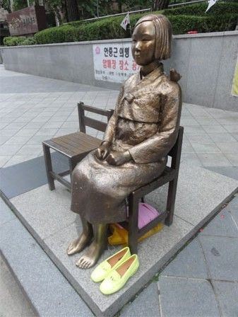图为韩国民间团体在日本驻首尔使馆门前设立的慰安妇铜像(资料图) 图为韩国民间团体在日本驻首尔使馆门前设立的慰安妇铜像(资料图)