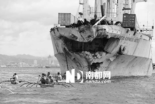 17日,与“托马斯·阿基纳”号渡轮相撞的货船停泊在菲律宾中部城市宿务港口附近海域。