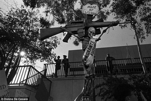 1994年洛杉矶闹市区。移民们抗议187号令,指责其否定无身份成人和孩子的教育和医疗权力。尽管最后议题被取消,但显示了移民和其孩子受到的不公平待遇和歧视。