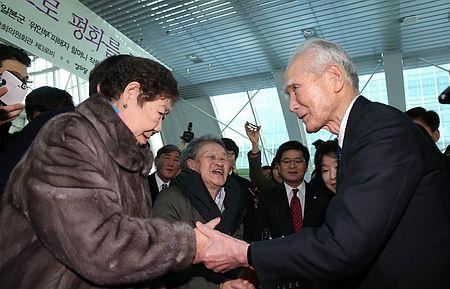 日本前首相村山富市访韩与原慰安妇面谈(图)