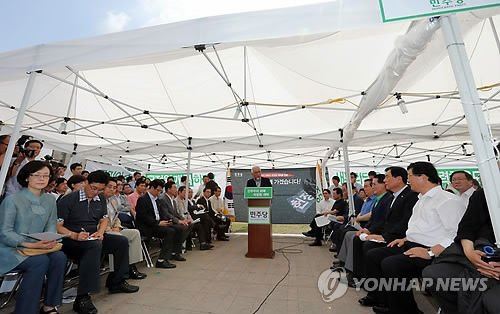 在韩国执政党新世界党和最大在野党民主党围绕针对国家情报院开展国政调查的相关证人名单进行对峙的情况下,民主党1日开始进行场外斗争。(韩联社)