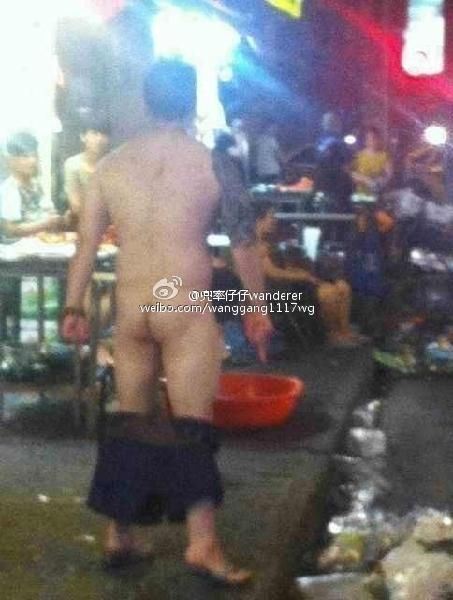 昨天凌晨,上海吃小龙虾最火爆的寿宁路上,一名喝醉酒的男子因为嫌小龙虾小,竟脱下短裤赤条条站在店门口,称龙虾还没有他的鸡鸡大。由于男子嗓门很大,迅速引发大量市民围观。