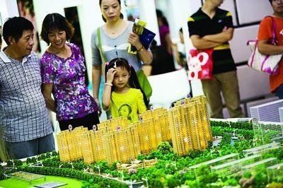 南京房交会上前去看房买房的市民络绎不绝,不少都是拖家带口齐上阵。扬子晚报记者 宋峤 摄