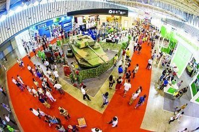 南京房交会上前去看房买房的市民络绎不绝,不少都是拖家带口齐上阵。扬子晚报记者 宋峤 摄