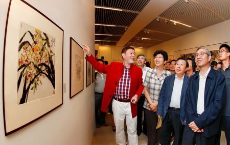 全国政协委员、中国美术家协会理事、浙江省美术家协会副主席何水法向全国政协副主席、全国政协书画室主任马飚,中国文联党组书记、副主席赵实,中国文联副主席、中国美协主席刘大为,浙江省文联党组书记田宇原等领导及艺术家介绍展览作品 中新社发 王保胜 摄 全国政协委员、中国美术家协会理事、浙江省美术家协会副主席何水法向全国政协副主席、全国政协书画室主任马飚,中国文联党组书记、副主席赵实,中国文联副主席、中国美协主席刘大为,浙江省文联党组书记田宇原等领导及艺术家介绍展览作品 中新社发 王保胜 摄