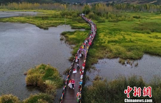 近百对有情人体验摩梭婚俗_泸沽湖畔千年文化传承 近百对有情人体验摩梭婚俗_泸沽湖畔千年文化传承
