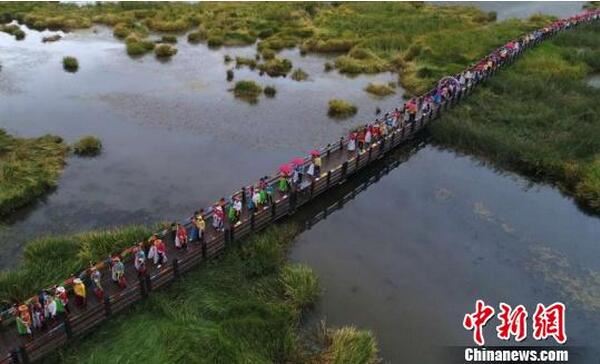 近百对有情人“情定泸沽湖”体验摩梭婚俗 近百对有情人“情定泸沽湖”体验摩梭婚俗