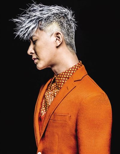 韩庚登杂志封面一头时尚白发展另类一面(图)