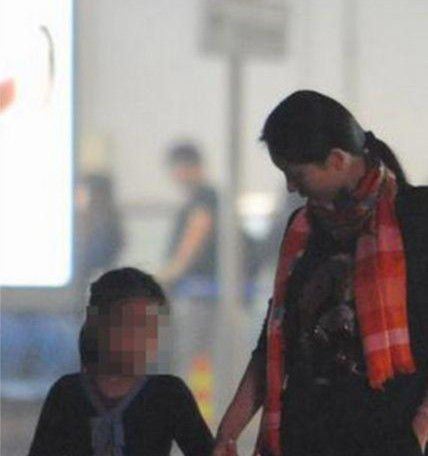 张艺谋小女儿首度曝光 再婚超生又成悬念(图)