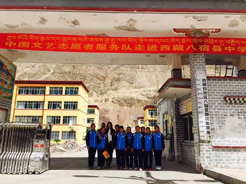 中国著名歌唱家李殊用歌声温暖边疆