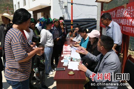 民众排队领工钱。(白里呷摄) 民众排队领工钱。(白里呷摄)